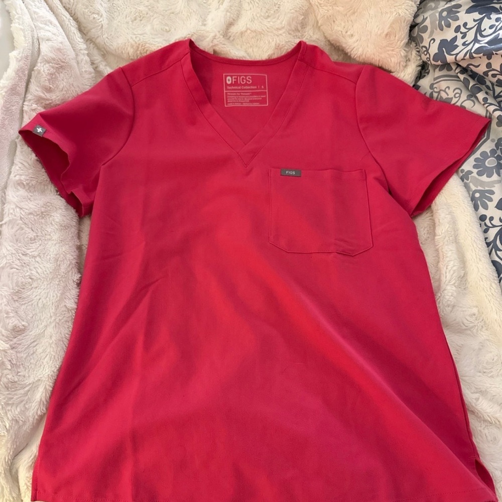 Shocking pink women’s figs scrub top, size small